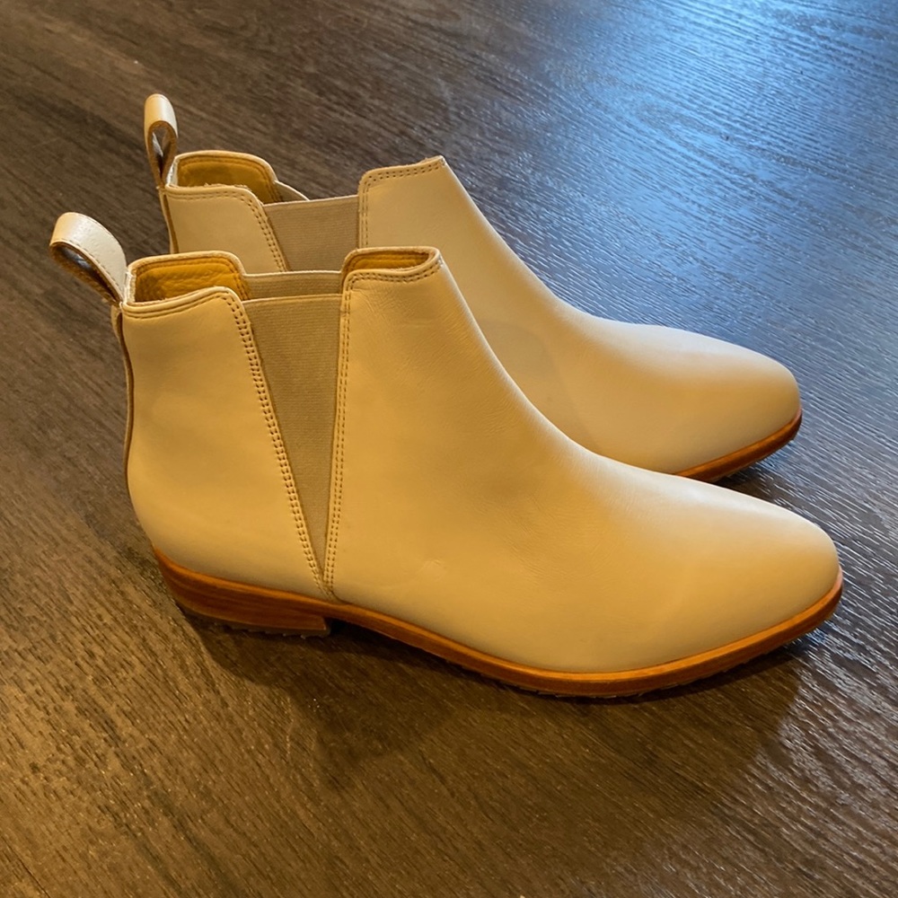 Cream colored Nisolo ankle boots, size 6 1/2 women’s